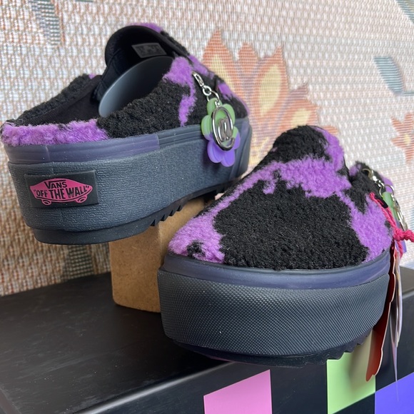 Vans WMNS Classic Slip-0n
Ireneisgood Multi
VN0A4BVZBMB
Platforms - Picture 9 of 16
